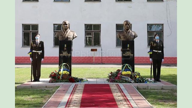 В Харькове открыли памятники Героям Украины Сергею Колодию и Александру Лавренко В Харькове открыли памятники Героям Украины Сергею Колодию и Александру Лавренко