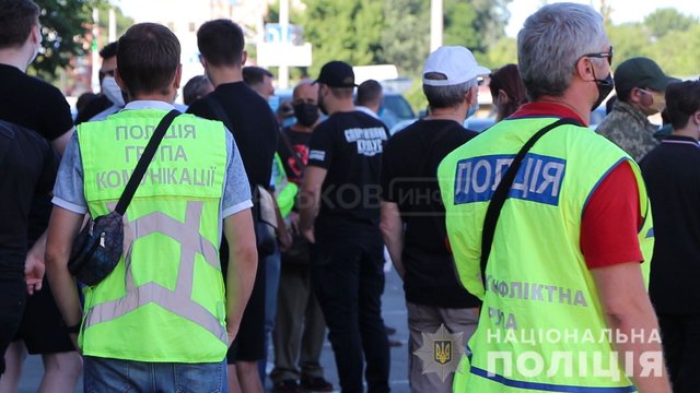 В Харькове полицейские обеспечили правопорядок во время пикетирования офиса политической партии