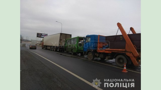 В Харькове полиция устанавливает обстоятельства аварии с участием двух грузовиков и пассажирского автобуса В Харькове полиция устанавливает обстоятельства аварии с участием двух грузовиков и пассажирского автобуса