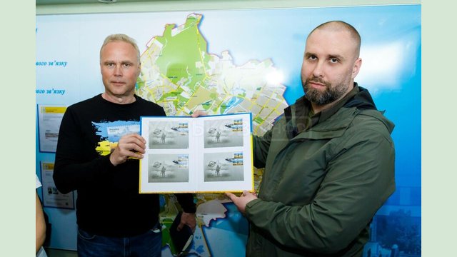 В Харькове презентовали почтовую марку "Русский военный корабель… ВСЕ!" В Харькове презентовали почтовую марку "Русский военный корабель… ВСЕ!"