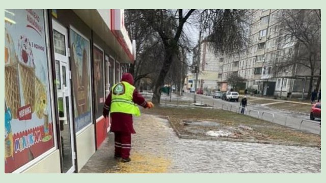 В Харькове работники коммунальных предприятий борются со льдом В Харькове работники коммунальных предприятий борются со льдом