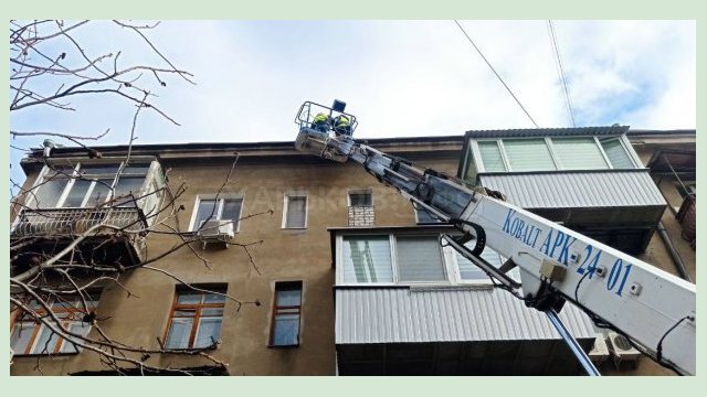 В Харькове ремонтируют поврежденные ветром сети и кровли 