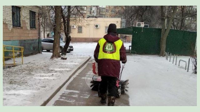 В Харькове снег убирают более двух тысяч коммунальщиков