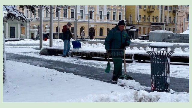 В Харькове снег убирают почти 2 тысячи коммунальщиков