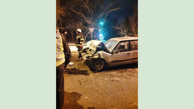 В Харькове спасатели вытащили из кювета автомобиль В Харькове спасатели вытащили из кювета автомобиль