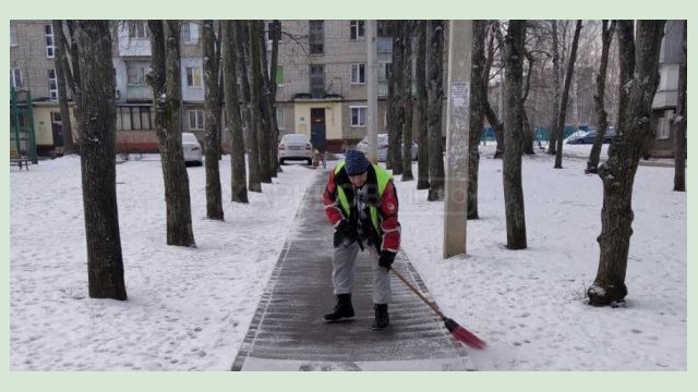 В Харькове убирают снег более двух тысяч коммунальщиков