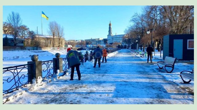 В Харькове убирают снег около 1700 коммунальщиков 