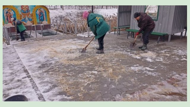 В Харькове убирают снег во дворах и парках