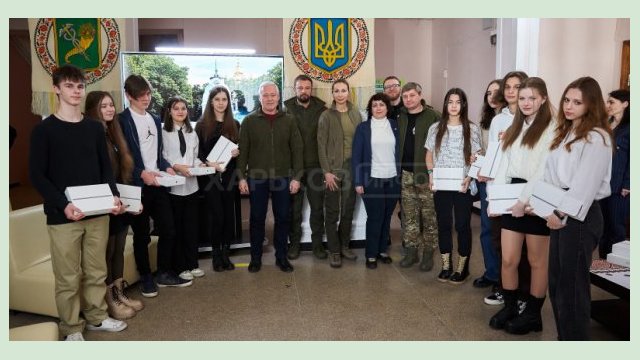 В Харькове вручили планшеты учащимся разрушенной специализированной школы №134 В Харькове вручили планшеты учащимся разрушенной специализированной школы №134