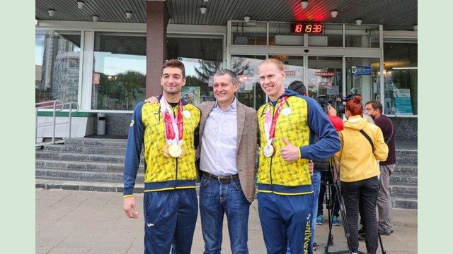 В Харькове встретили пловцов-паралимпийцев Максима Крипака и Максима Вераксу В Харькове встретили пловцов-паралимпийцев Максима Крипака и Максима Вераксу