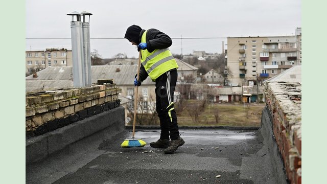 В Ізюмі триває відновлення багатоквартирних будинків