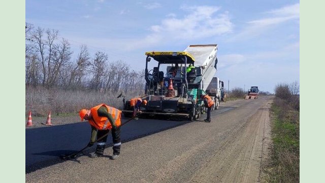 В Ізюмському районі відновлюють постраждалу від бойових дій дорогу