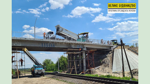 В Купянском районе капитально ремонтируют мост через железную дорогу