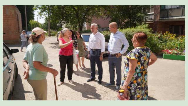 В микрорайоне на улице Клочковской проводится благоустройство 