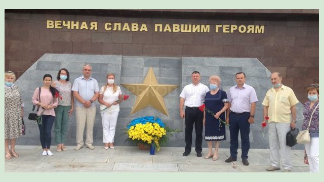 В Московском районе возложили цветы к братской могиле В Московском районе возложили цветы к братской могиле
