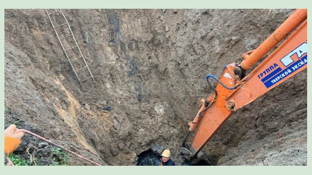 В Новобаварском районе ремонтируют поврежденный канализационный коллектор