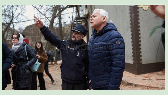 В пострадавшем от обстрела доме восстанавливают коммуникации В пострадавшем от обстрела доме восстанавливают коммуникации