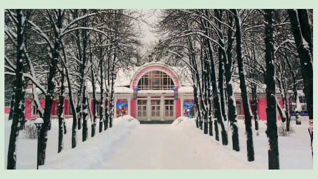 В результате обстрелов повреждены здания образовательного учреждения и детской железной дороги В результате обстрелов повреждены здания образовательного учреждения и детской железной дороги
