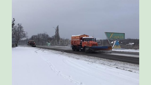 В выходные на дорогах области работало около 300 единиц спецтехники В выходные на дорогах области работало около 300 единиц спецтехники