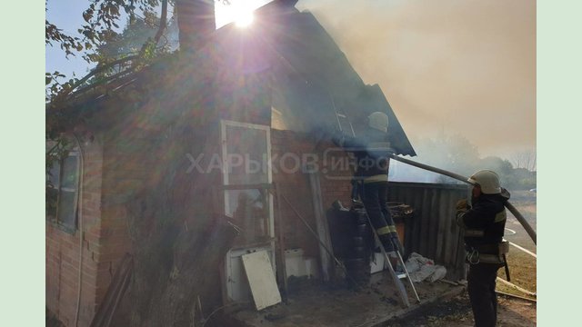 Валковские спасатели ликвидировали пожар на территории частного домовладения Валковские спасатели ликвидировали пожар на территории частного домовладения