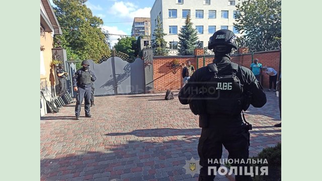 Внутренняя безопасность полиции разоблачила группу псевдополицейских, которая работала на криминального «авторитета» Внутренняя безопасность полиции разоблачила группу псевдополицейских, которая работала на криминального «авторитета»