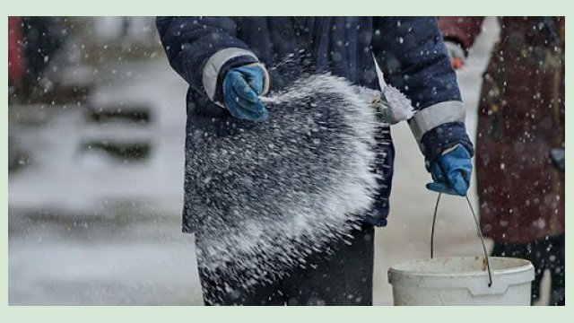 Во дворах Харькова высыпали более 100 тонн соли