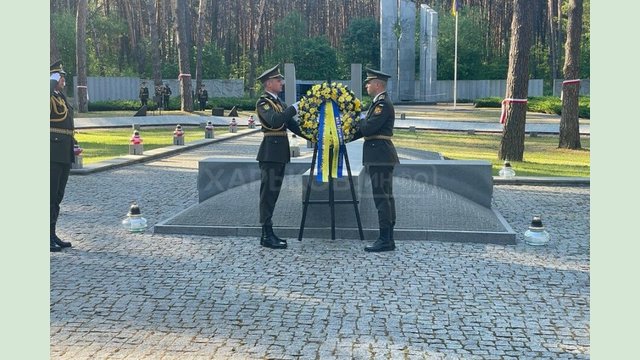 Володимир Зеленський ушанував пам'ять жертв політичних репресій Володимир Зеленський ушанував пам'ять жертв політичних репресій