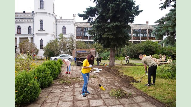 Волонтери Харківщини влаштували толоку на території Шарівського замку