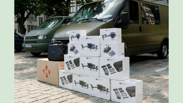 Волонтери передали військовим 4 автомобілі та 15 дронів Волонтери передали військовим 4 автомобілі та 15 дронів