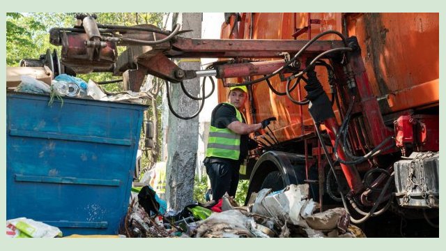 За неделю КВБО вывозит десятки тысяч кубометров мусора