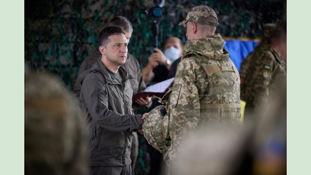 Заряжаюсь и вдохновляюсь героизмом наших военных. Президент - на передовой Заряжаюсь и вдохновляюсь героизмом наших военных. Президент - на передовой