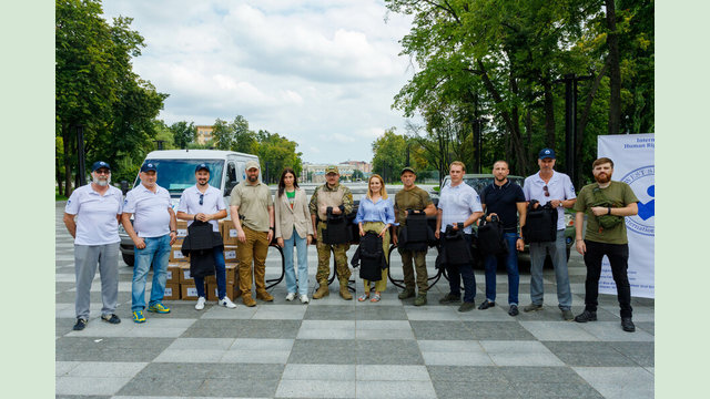 Защитникам Харьковщины передали бронежилеты и машину