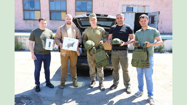Защитники Харьковщины получили бронежилеты и каски Защитники Харьковщины получили бронежилеты и каски