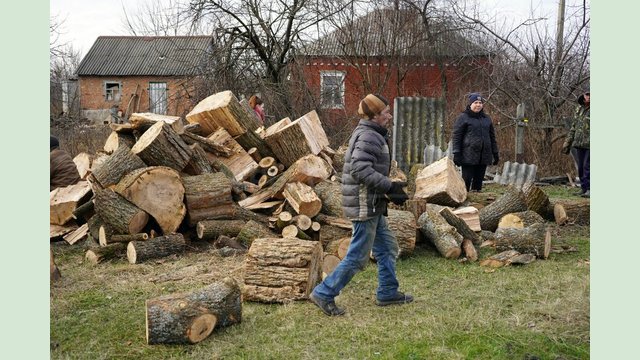 Жителів Чкаловської громади продовжують забезпечувати дровами