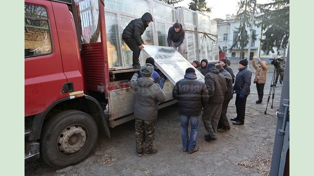 Жителів громад, постраждалих від російських обстрілів, забезпечують вікнами для відновлення житла Жителів громад, постраждалих від російських обстрілів, забезпечують вікнами для відновлення житла