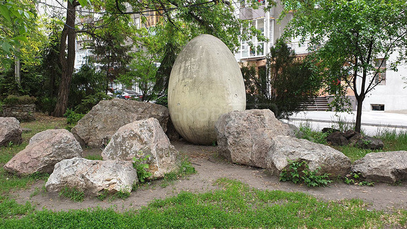 Памятник куриным яйцам Памятник куриным яйцам