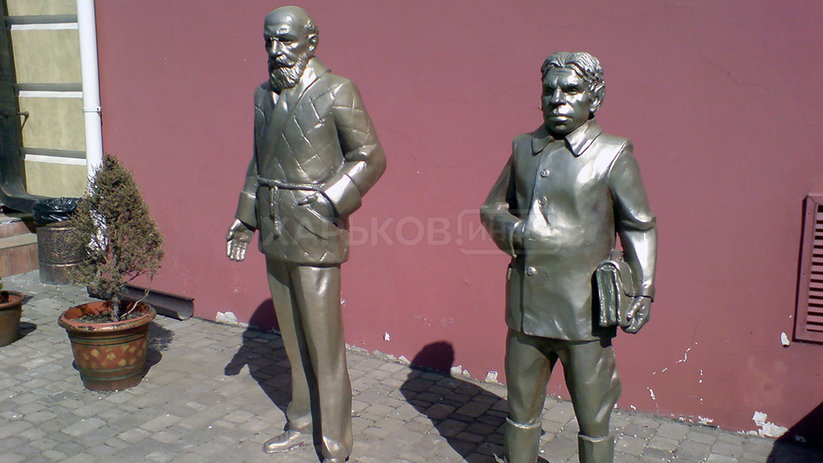 Скульптуры профессора Преображенского и Шариковa. Фото ru.wikipedia.org