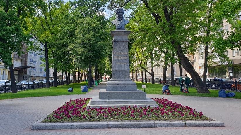Сквер «Театральный» («Сквер поэзии») Сквер «Театральный» («Сквер поэзии»)