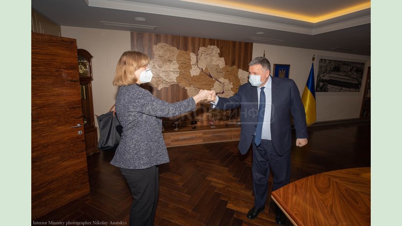 Арсен Аваков провел встречу с временным поверенным в делах США в Украине Кристиной Куин Арсен Аваков провел встречу с временным поверенным в делах США в Украине Кристиной Куин