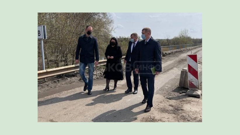 Айна Тимчук ознакомилась с ходом ремонта моста на выезде из города Чугуева Айна Тимчук ознакомилась с ходом ремонта моста на выезде из города Чугуева