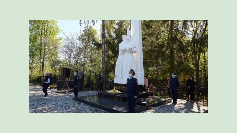 Харьковчане возложили цветы к могилам воинов-освободителей Харьковчане возложили цветы к могилам воинов-освободителей