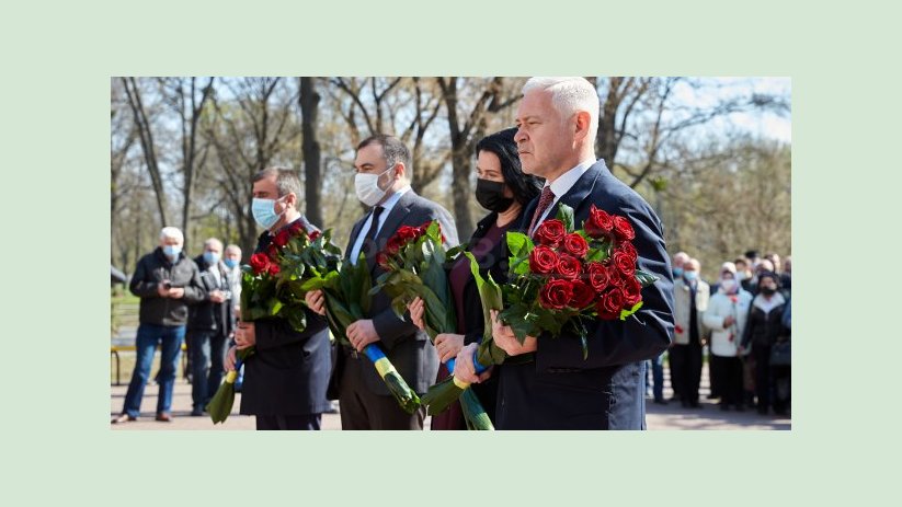 Харьковчане возложили цветы к памятнику жертвам Чернобыльской катастрофы Харьковчане возложили цветы к памятнику жертвам Чернобыльской катастрофы