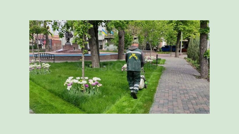 Харьковские коммунальщики продолжают благоустраивать город Харьковские коммунальщики продолжают благоустраивать город