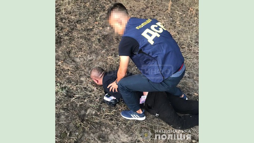 Харьковские полицейские задержали двух братьев за вымогательство с предпринимателя 15 тысяч долларов США «долга» Харьковские полицейские задержали двух братьев за вымогательство с предпринимателя 15 тысяч долларов США «долга»