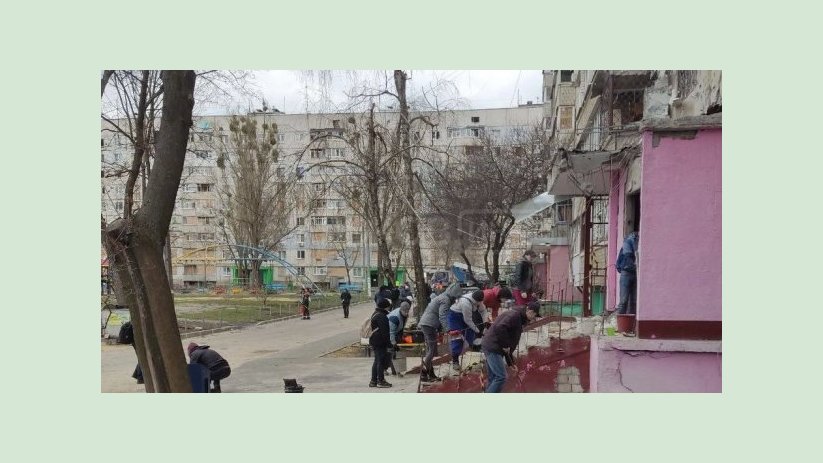 Харьковские волонтеры и коммунальщики разбирают завалы и вывозят мусор Харьковские волонтеры и коммунальщики разбирают завалы и вывозят мусор