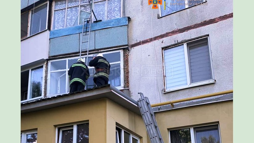 Харьковский район: спасатели помогли медикам скорой попасть в квартиру больного Харьковский район: спасатели помогли медикам скорой попасть в квартиру больного