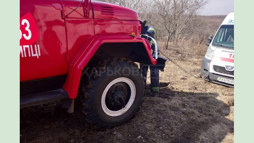 Харьковский район: спасатели помогли вытащить автомобиль скорой из грязи Харьковский район: спасатели помогли вытащить автомобиль скорой из грязи