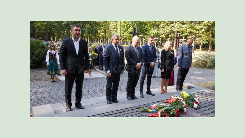 К Мемориалу жертвам тоталитаризма возложили цветы К Мемориалу жертвам тоталитаризма возложили цветы