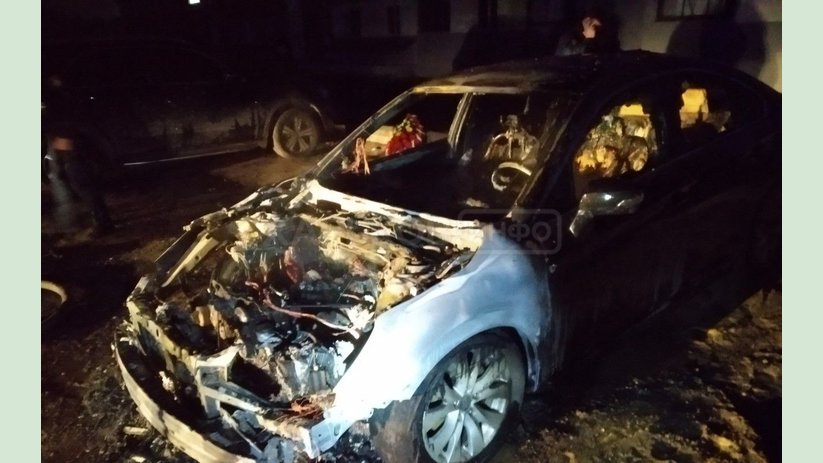Киевский район: спасатели потушили 2 пожара в автомобилях Киевский район: спасатели потушили 2 пожара в автомобилях