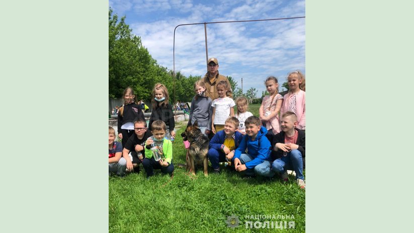 Кинологи харьковской полиции провели экскурсию для школьников Кинологи харьковской полиции провели экскурсию для школьников